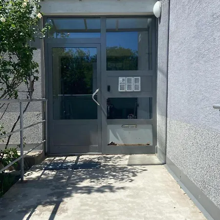 Maxwel Twin In Flat With Shared Bathroom And Kitchen 2 Single Beds Forest 5 Minutes And Playgrounds Are 15 Mins Walking Free Tennis Court Bratislava