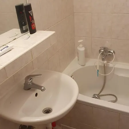 Maxwel Twin In Flat With Shared Bathroom And Kitchen 2 Single Beds Forest 5 Minutes And Playgrounds Are 15 Mins Walking Free Tennis Court 홈스테이