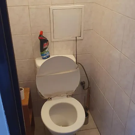 홈스테이 Maxwel Twin In Flat With Shared Bathroom And Kitchen 2 Single Beds Forest 5 Minutes And Playgrounds Are 15 Mins Walking Free Tennis Court 브라티슬라바